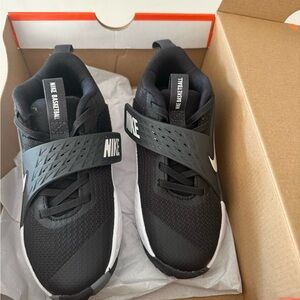 Nike Team Hustle D 12 PS in Black and White